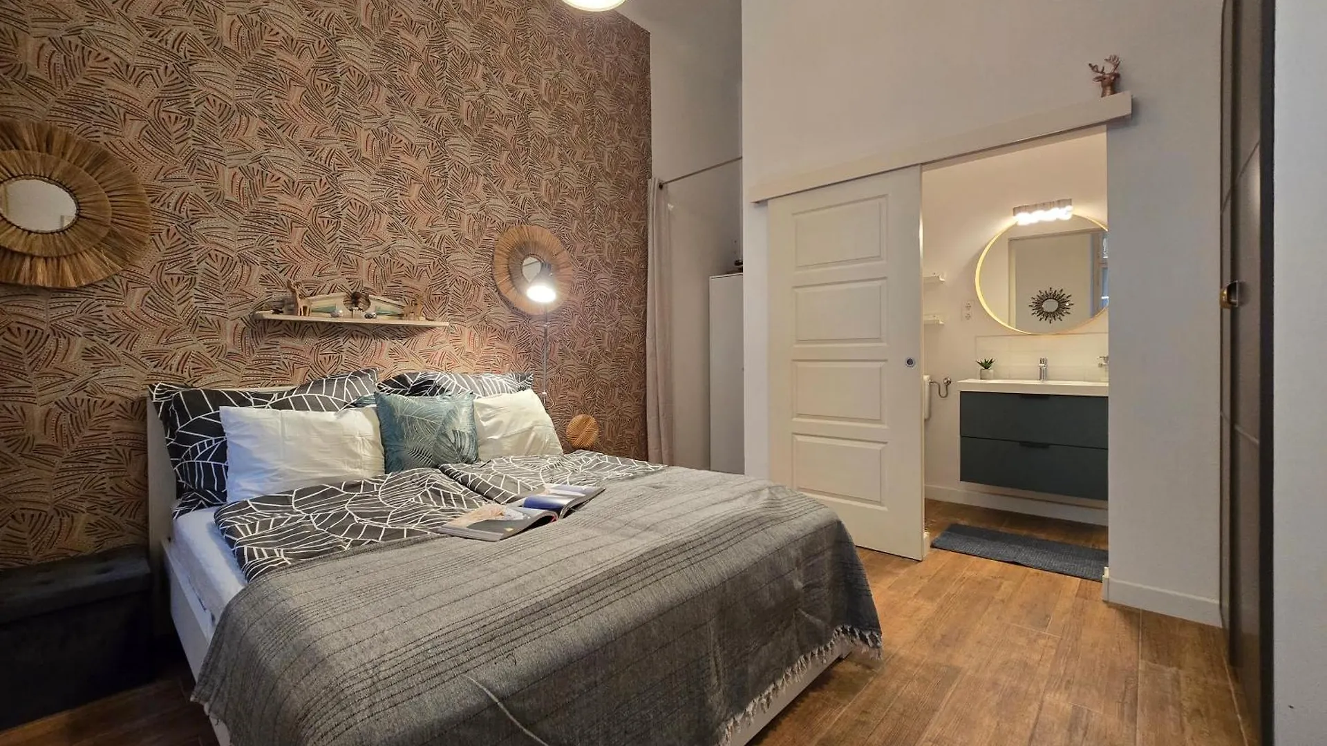 Quiet Apartment In Kazinczy Str Downtown Budapest